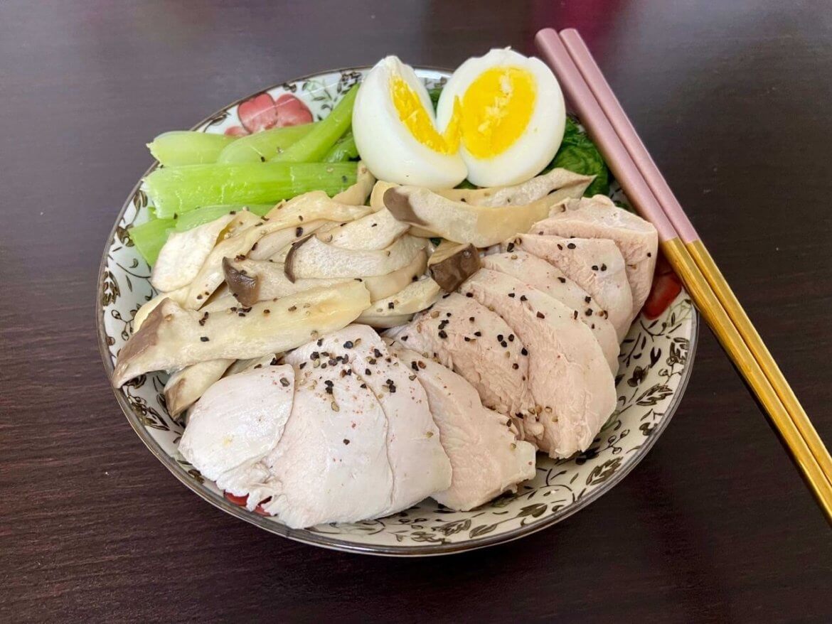 小電鍋煮雞肉、青江菜、杏鮑菇、雞蛋