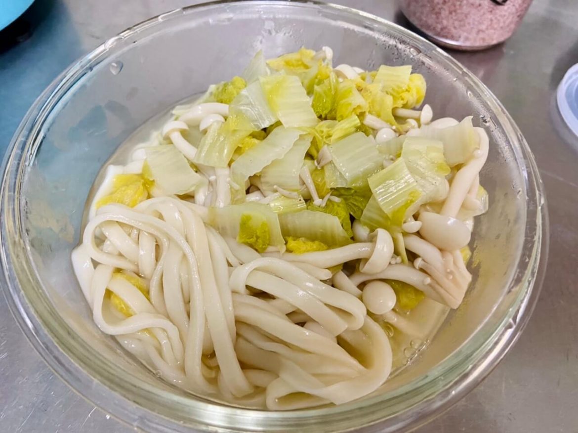 鹽味娃娃菜雪白菇關廟麵