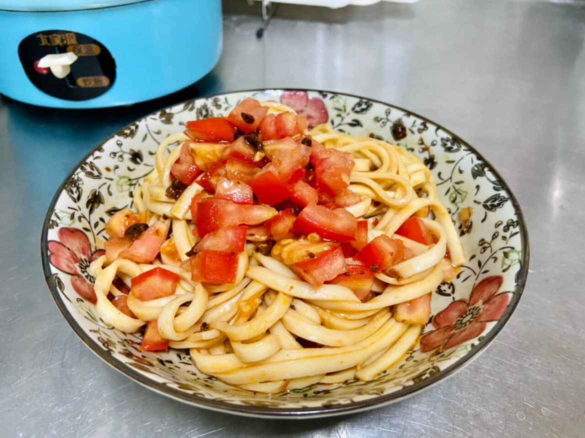 小電鍋料理第十二道：一顆番茄維力炸醬關廟麵