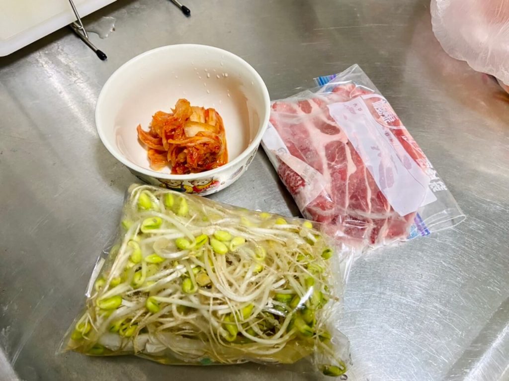 蒜香泡菜清脆豬肉捲食材