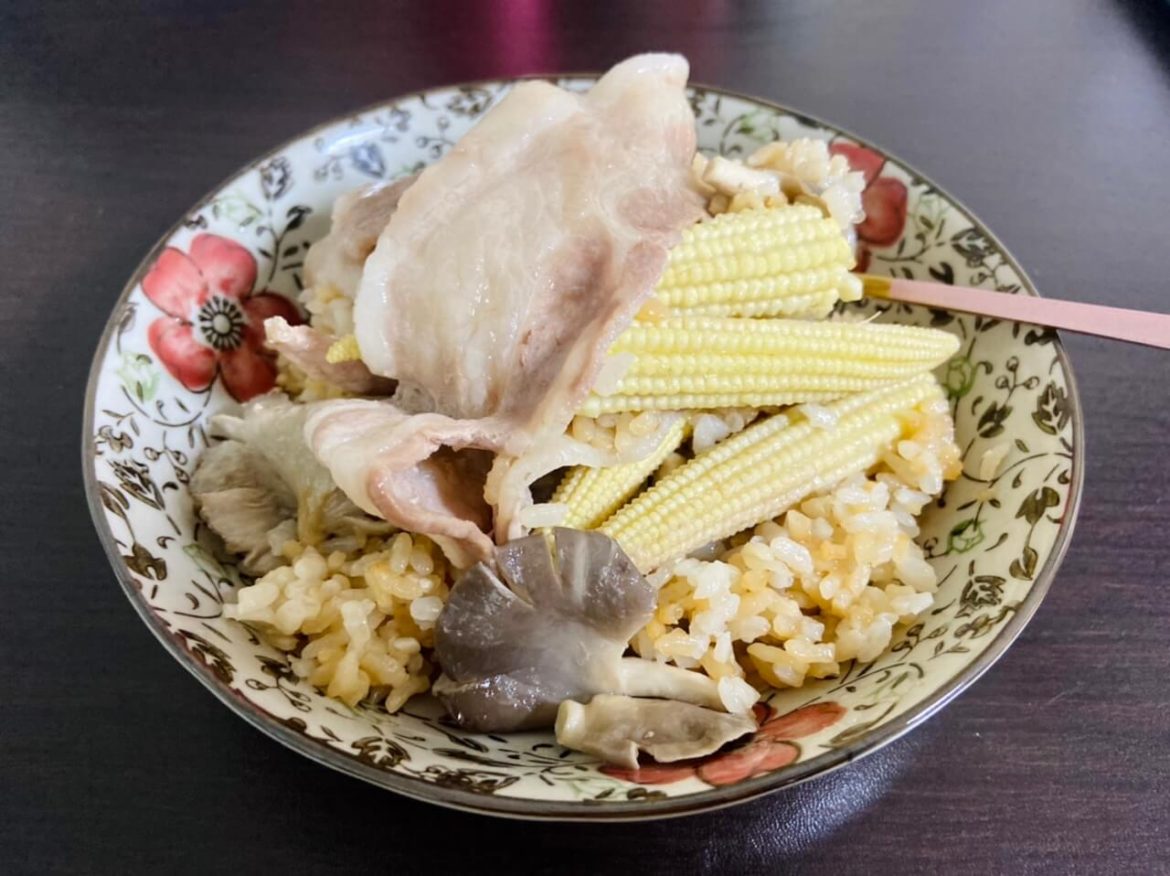 小電鍋料理第十八道：醬油豬肉菇菇玉米炊飯，一鍋到底～菜刀都不用拿，越來越懶了~