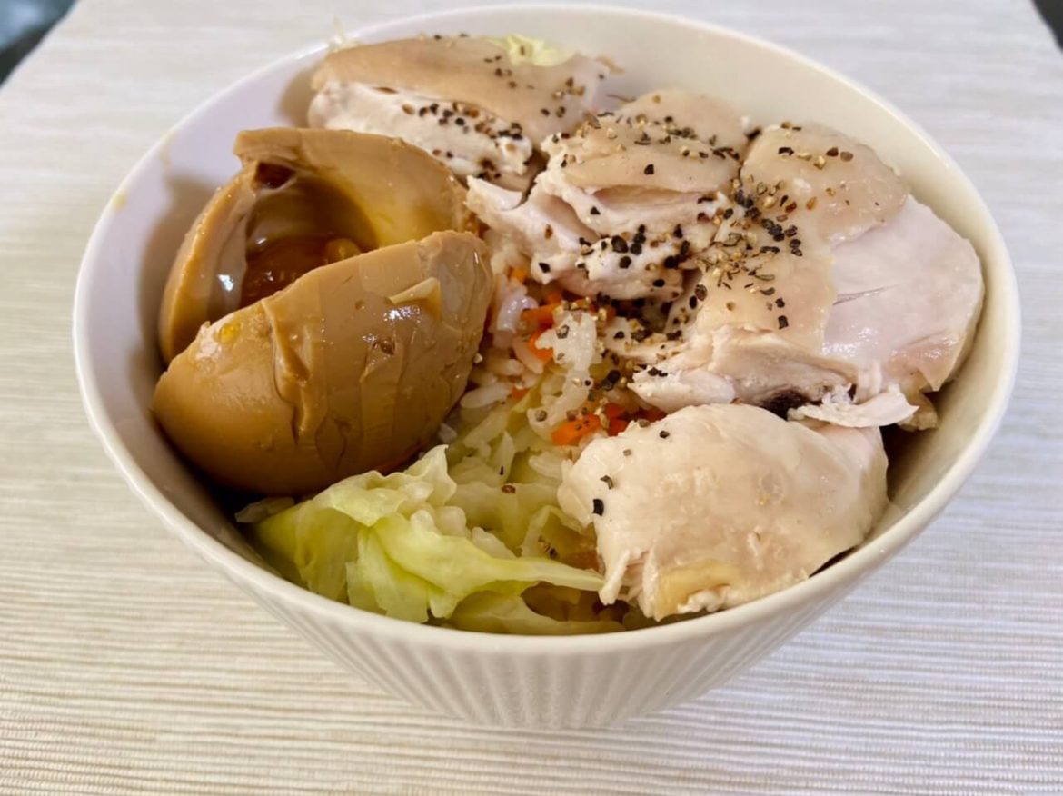 高麗菜紅蘿蔔炊飯佐黑胡椒雞胸肉