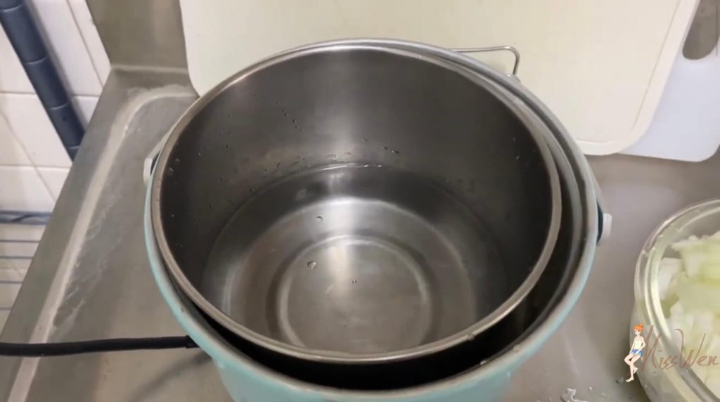 2.電鍋外鍋加水，內鍋也加入約1/3的飲用水，蓋上鍋蓋，把水煮滾。