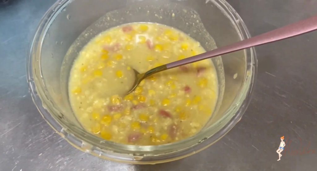 4.把火腿玉米濃湯的粉包放到碗裡，加入飲用水，先將粉攪散均勻，避免直接倒入後吃到粉塊。