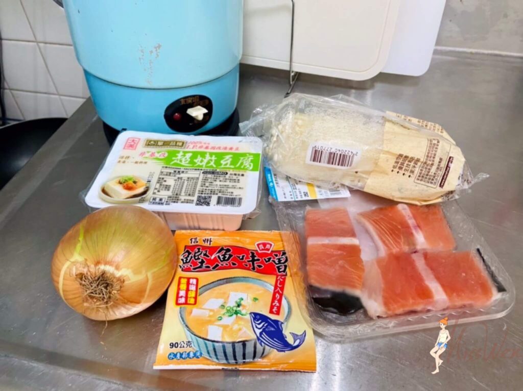 鮭魚洋蔥金針菇豆腐味噌湯食材