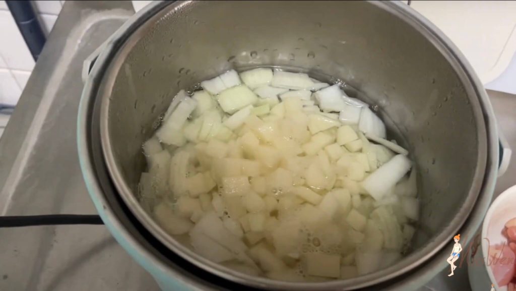 3.水滾之後，先把馬鈴薯跟洋蔥放進去煮。